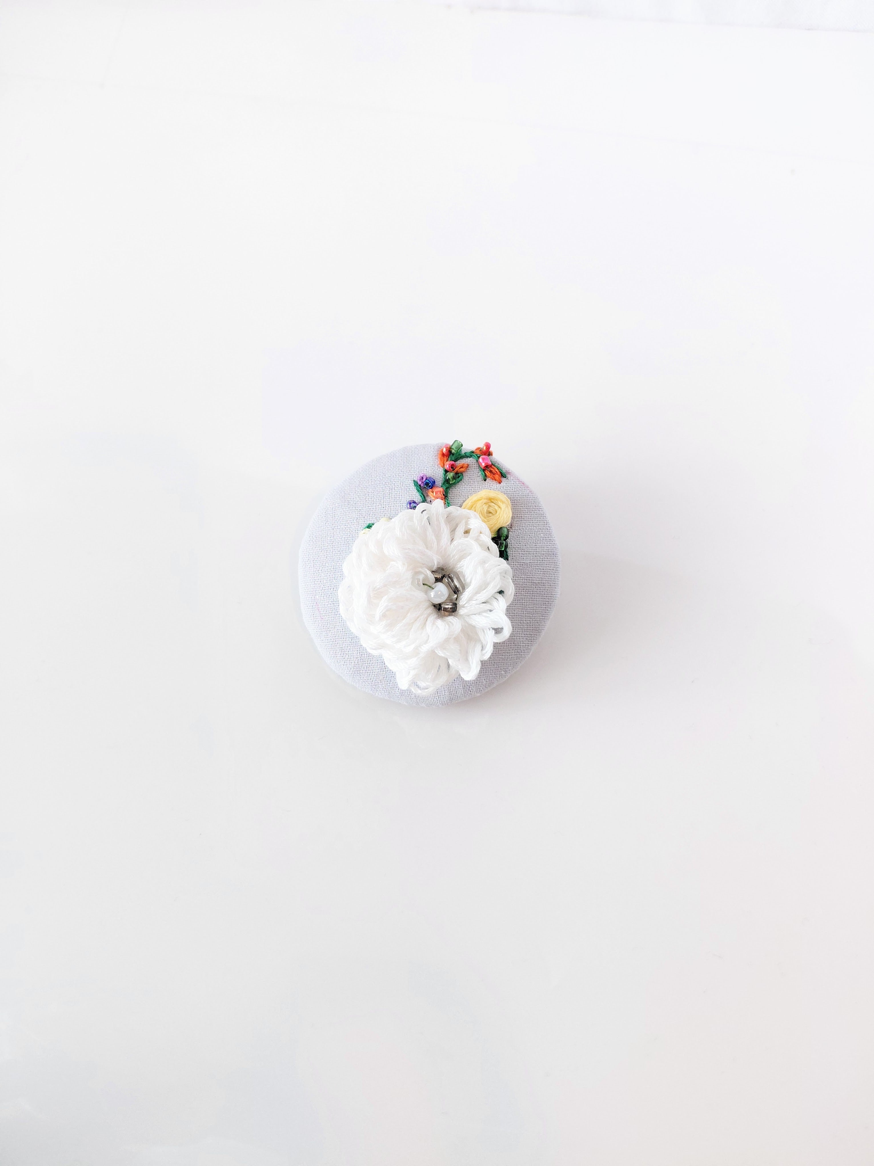 white flower brooch 015