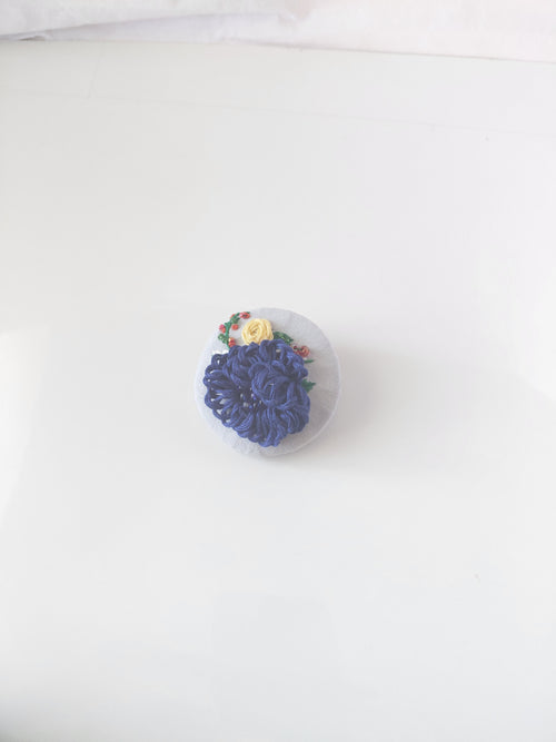 blue flower brooch 084